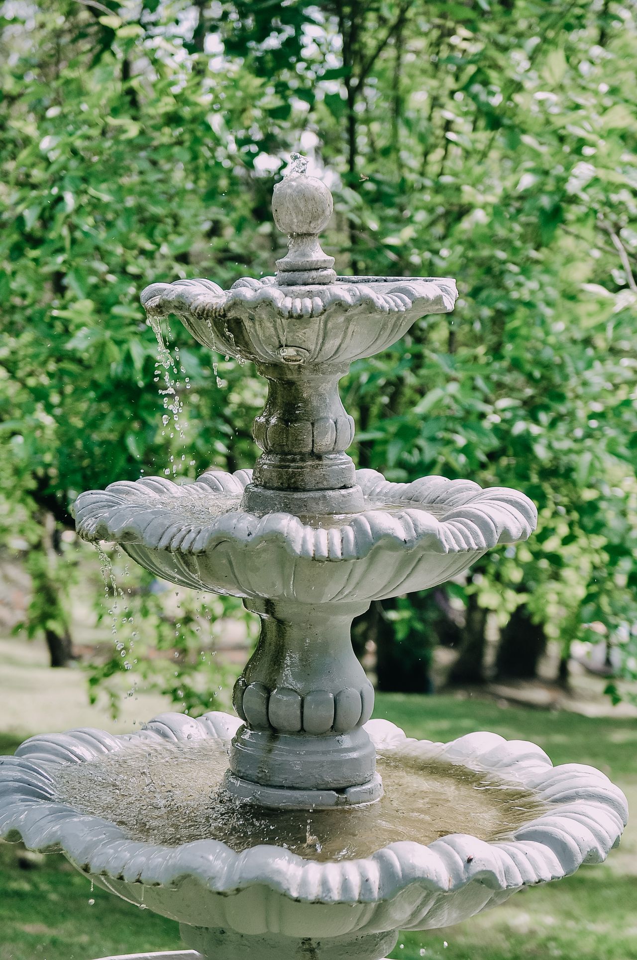 Which Outdoor Fountain Style Works Best for Large Gardens?